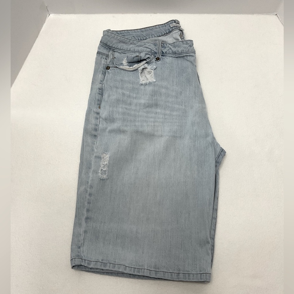 FASHION BUG DISTRESSED BERMUDA SHORTS - SZ 16